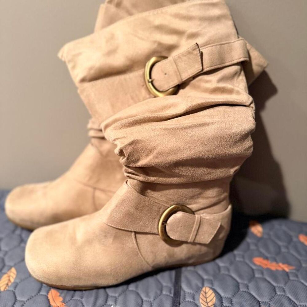 Journee-collection Women's Tan and Cream Boots